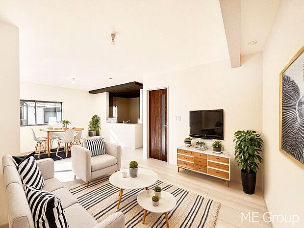 プライバシーも守れる2階リビングは明るく開放感たっぷり ※家具はCGです