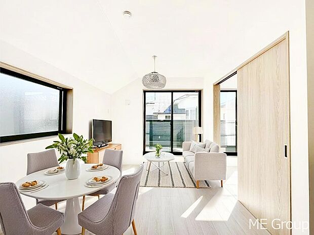 大きな窓からたっぷりの陽光と風を感じられるリビング ※家具はCGです