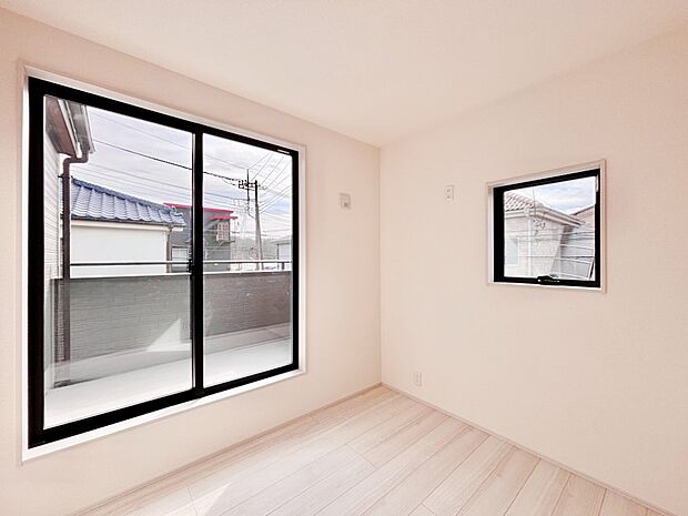 バルコニーが開放感をプラスしてくれる洋室