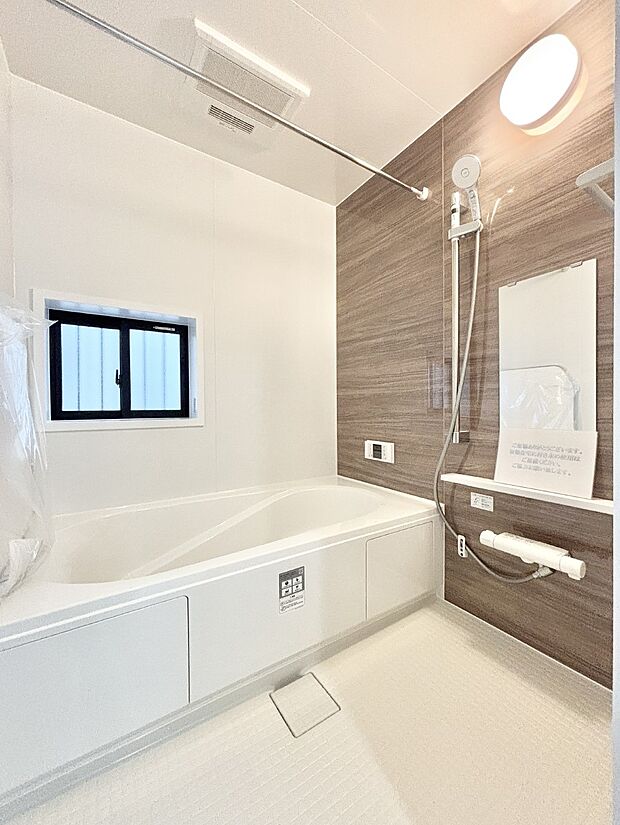 落ち着いた雰囲気でゆっくりお寛ぎいただけるバスルーム