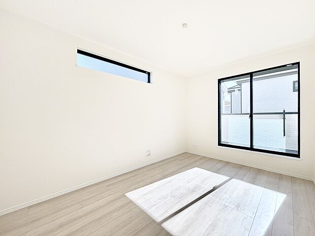 バルコニーが開放感をプラスしてくれる洋室