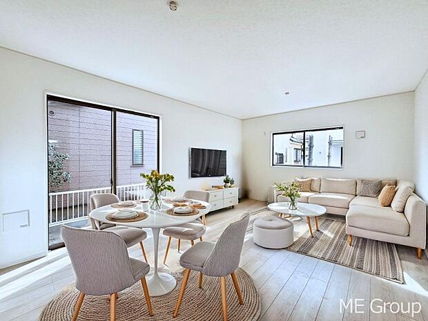 ご家族の賑やかな話し声で包まれる明るいリビング ※家具はCGです