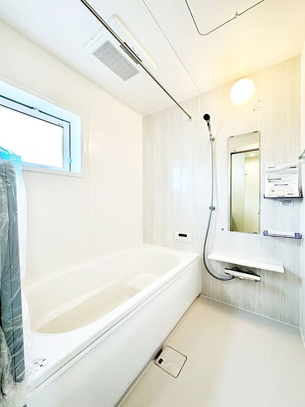 一日の疲れを癒してくれる明るい清潔感のあるバスルーム