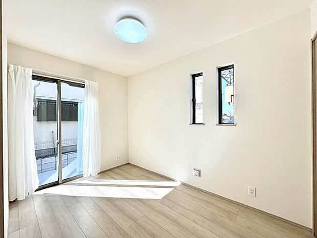 バルコニーが開放感をプラスしてくれる洋室