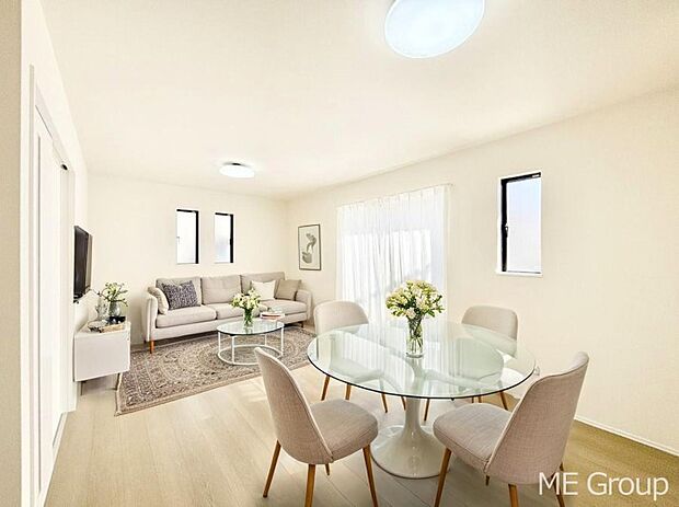 ご家族の賑やかな話し声で包まれる明るいリビング ※家具はCGです