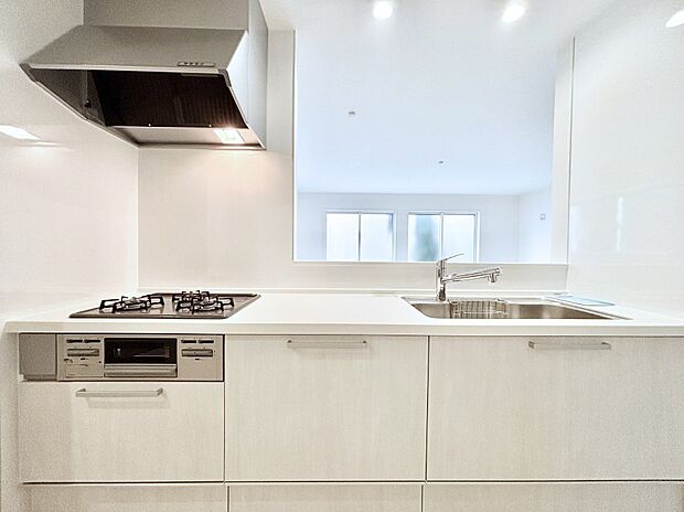 リビングを見渡せる人気のカウンターキッチン。 家族を見守りながら家事をすることができます。