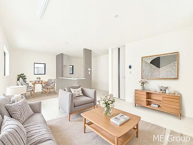 家族の和やかな会話が聞こえてきそう。開放感のあるリビングです。※家具はCGです  