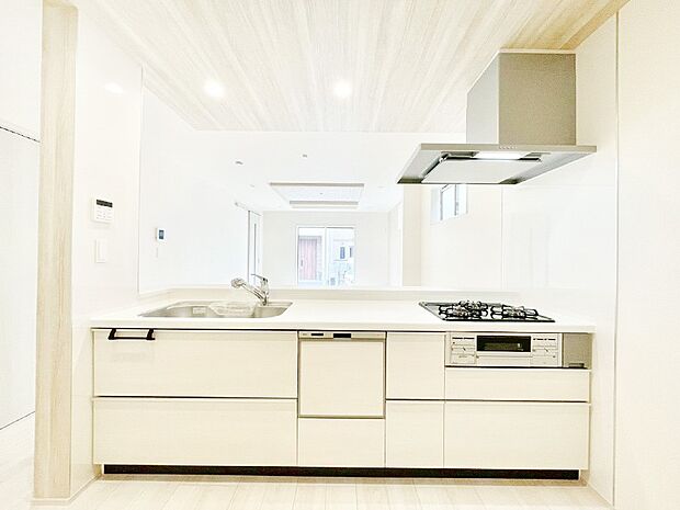 食洗機・浄水器・３口コンロなどデザイン性も機能性も兼ね備えたシステムキッチン！