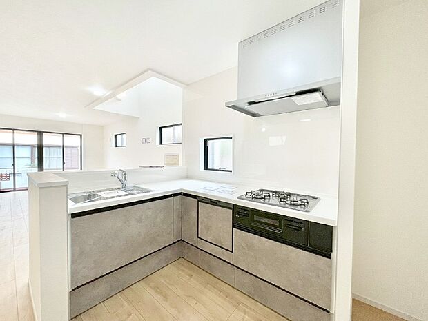 L字型だと料理するスペースも広々と使えます。コンパクトに動けてお料理ラクラク。