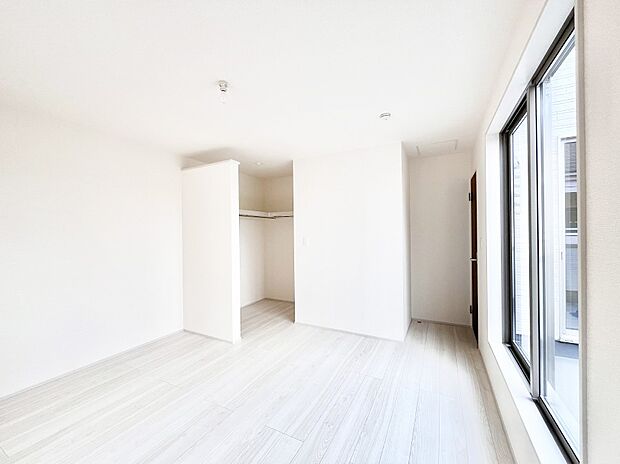 ウォークインクローゼットがあるお部屋！季節ごとの入れ替えも不要で便利です。 