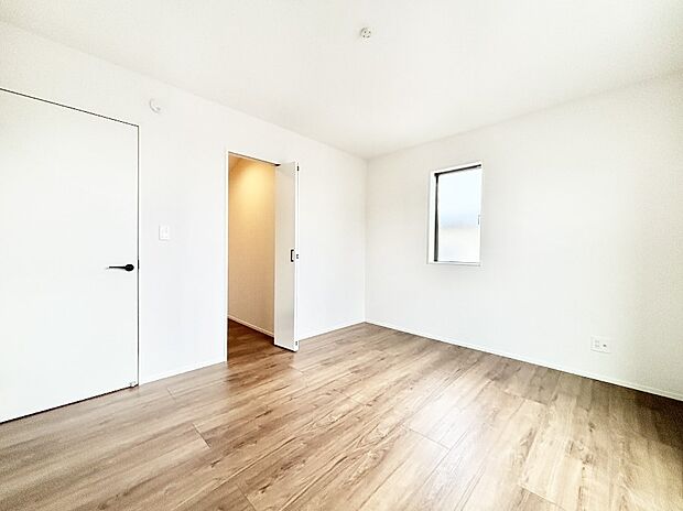 ウォークインクローゼットがあるお部屋!季節ごとの入れ替えも不要で便利です。