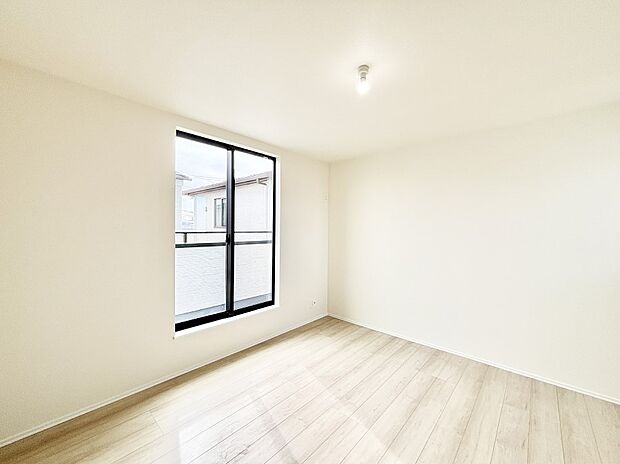 バルコニーが開放感をプラスしてくれる洋室