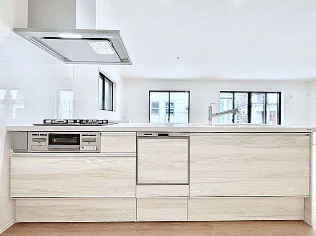 食洗機・浄水器・３ツ口コンロなどデザイン性も機能性も兼ね備えたシステムキッチン！