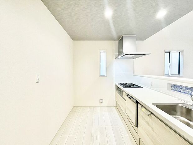 爽やかな風が通り抜けるキッチン。窓があるので明るく換気にも役立ちます。