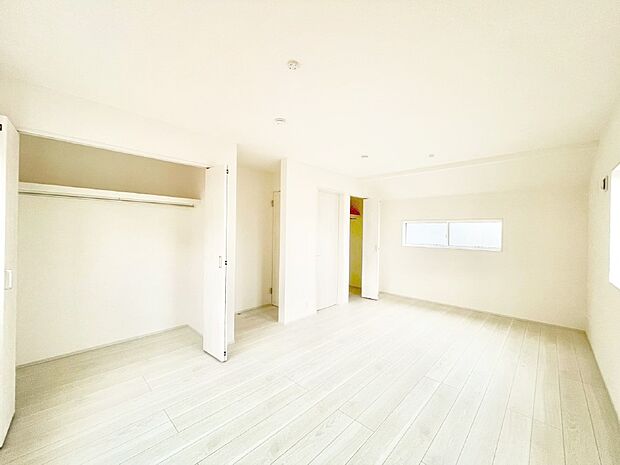 ライフスタイルに合わせて2部屋として利用できる広々とした洋室。