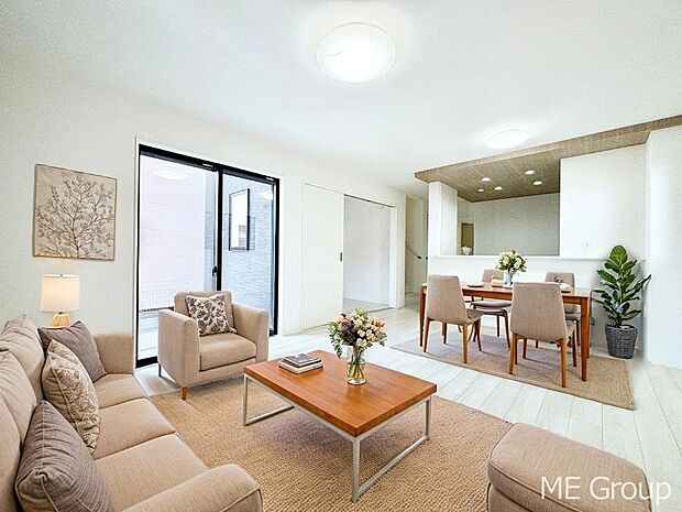 ご家族の賑やかな話し声で包まれる明るいリビング  ※家具はCGです　