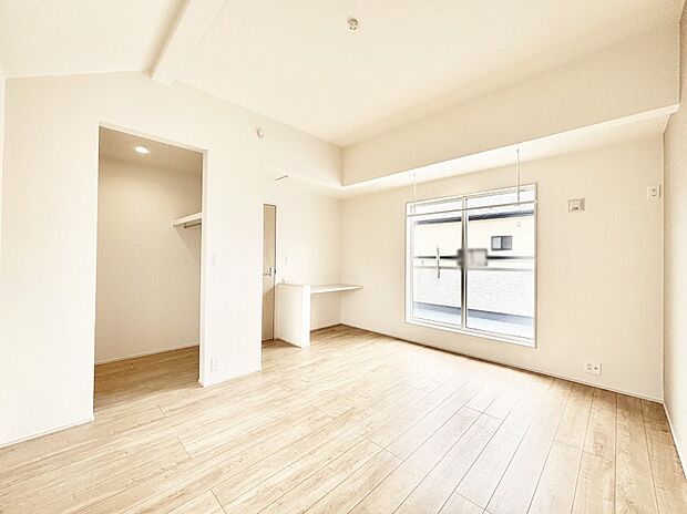ウォークインクローゼットがあるお部屋！季節ごとの入れ替えも不要で便利です。 