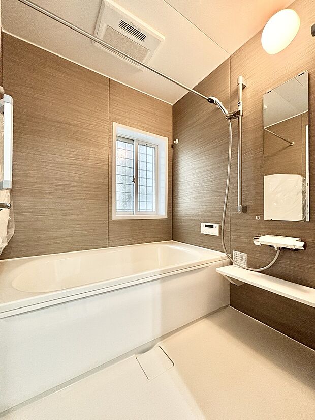 一日の疲れを癒してくれる明るい清潔感のあるバスルーム