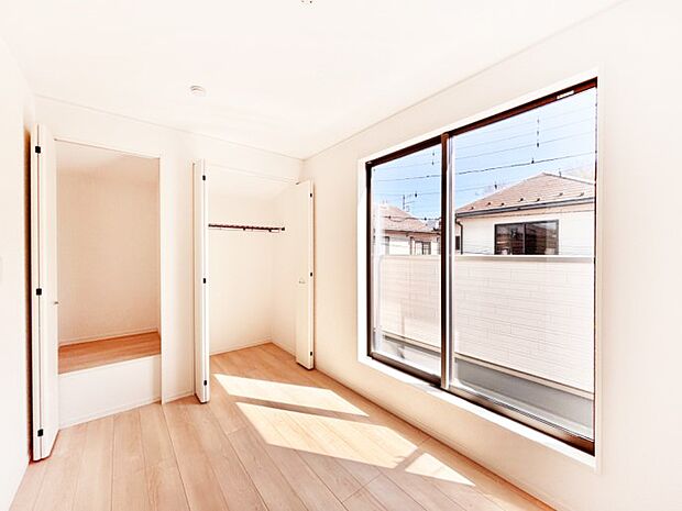 バルコニーが開放感をプラスしてくれる洋室