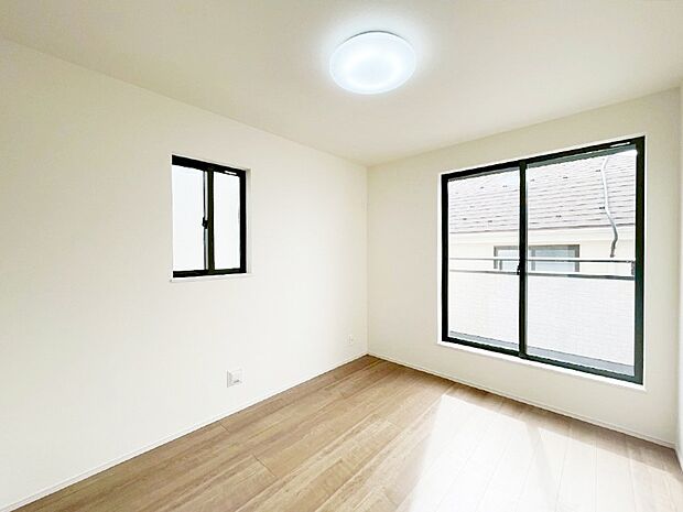 バルコニーが開放感をプラスしてくれる洋室