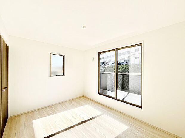 明るいバルコニーサイドに洋室を設置。目覚めの良い寝室に。 