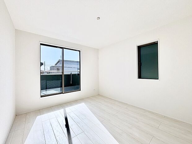 明るいバルコニーサイドに洋室を設置。目覚めの良い寝室に。 