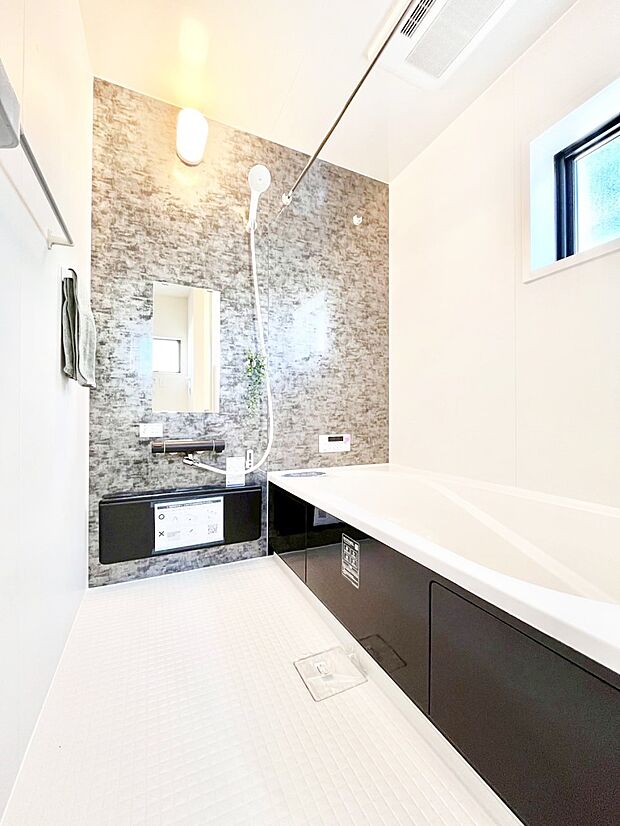 一日の疲れを癒してくれる明るい清潔感のあるバスルーム