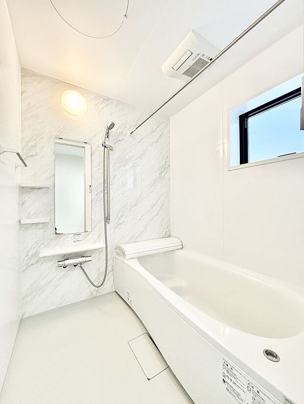 一日の疲れを癒してくれる明るい清潔感のあるバスルーム