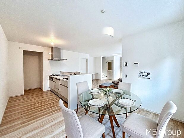 ご家族の賑やかな話し声で包まれる明るいリビング  ※家具はCGです