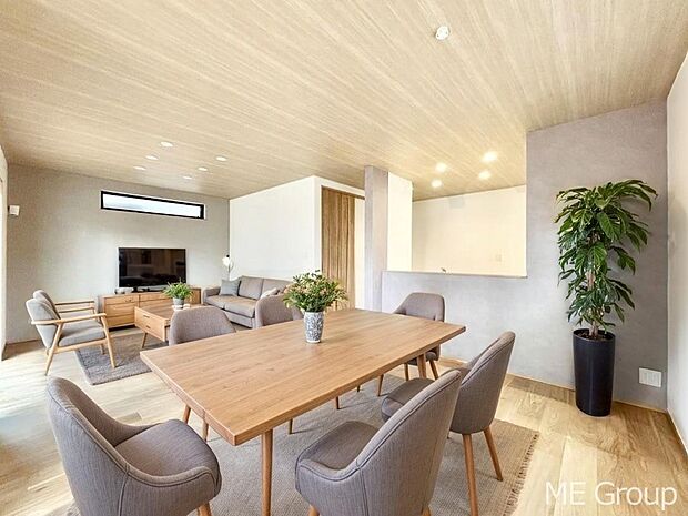 ご家族の賑やかな話し声で包まれる明るいリビング  ※家具はCGです