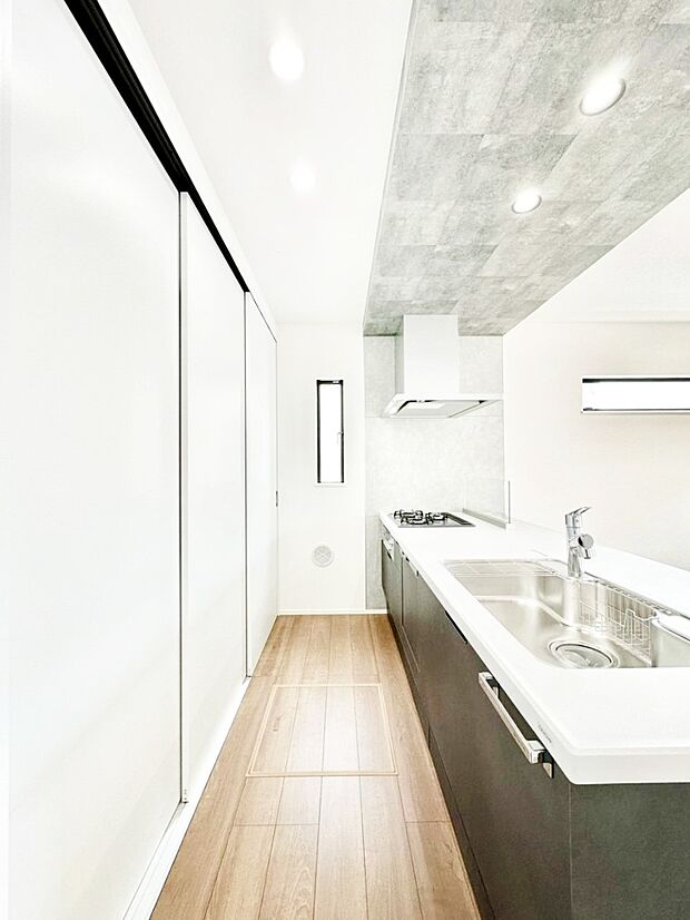 爽やかな風が通り抜けるキッチン。窓があるので明るく換気にも役立ちます。