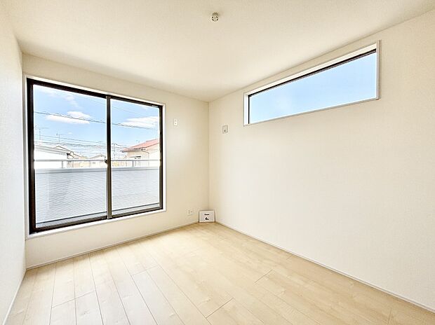 バルコニーが開放感をプラスしてくれる洋室