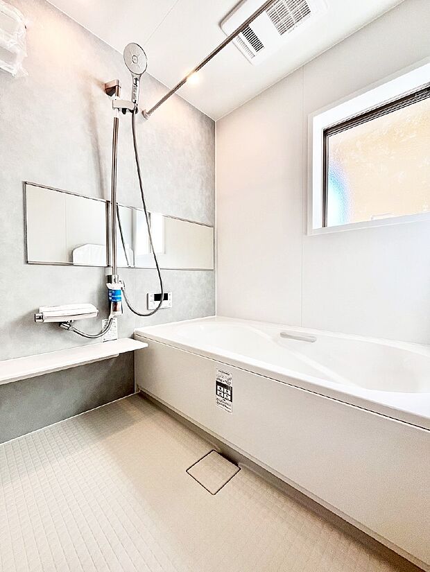 落ち着いた色合いの壁面、ゆっくりゆったり寛げるバスルーム。