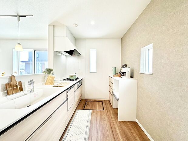 爽やかな風が通り抜けるキッチン。窓があるので明るく換気にも役立ちます。