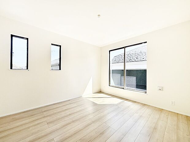 バルコニーが開放感をプラスしてくれる洋室