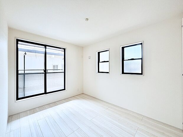 バルコニーが開放感をプラスしてくれる洋室