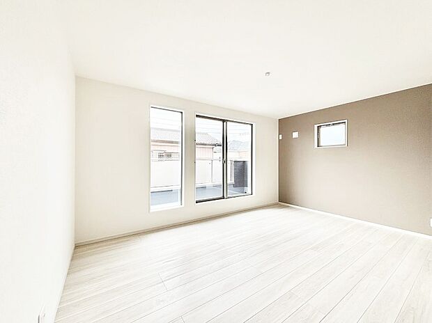 バルコニーが開放感をプラスしてくれる洋室