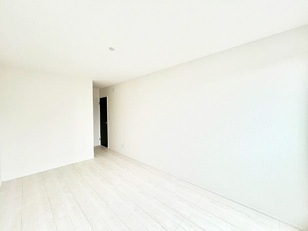 ウォークインクローゼットがあるお部屋！季節ごとの入れ替えも不要で便利です。 