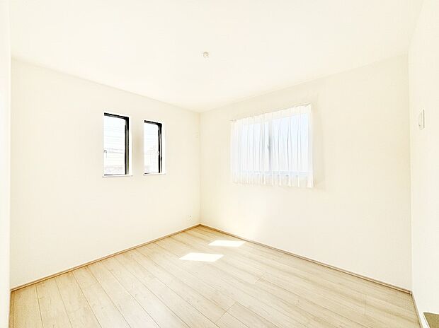 2面採光の洋室。窓から入り込む陽光がお部屋全体を優しく包み込みます！