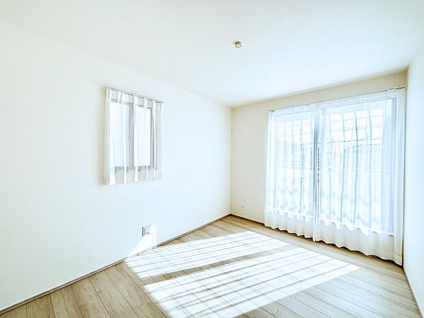 バルコニーが開放感をプラスしてくれる洋室