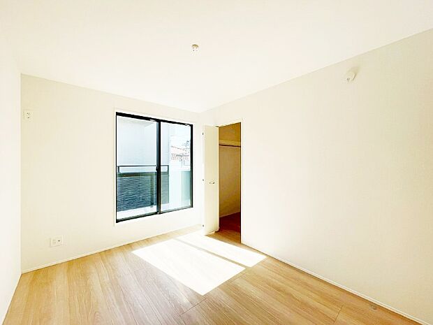 バルコニーが開放感をプラスしてくれる洋室