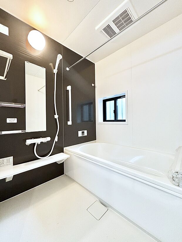 一日の疲れを癒してくれる明るい清潔感のあるバスルーム