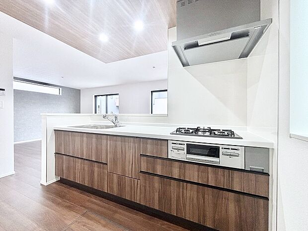 リビングを見渡せる人気のカウンターキッチン。 家族を見守りながら家事をすることができます。