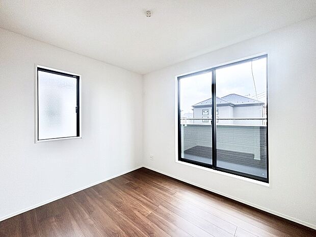 バルコニーが開放感をプラスしてくれる洋室