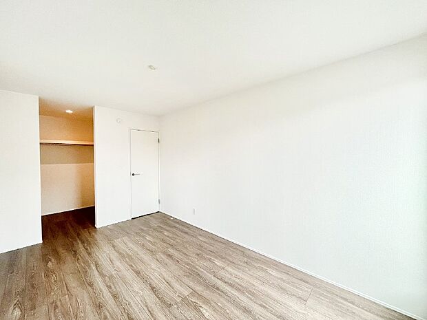 ウォークインクローゼットがあるお部屋！季節ごとの入れ替えも不要で便利です。