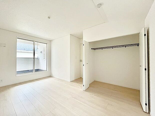 バルコニーが開放感をプラスしてくれる洋室