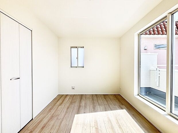 バルコニーが開放感をプラスしてくれる洋室  