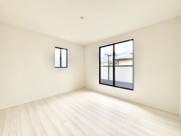 バルコニーが開放感をプラスしてくれる洋室