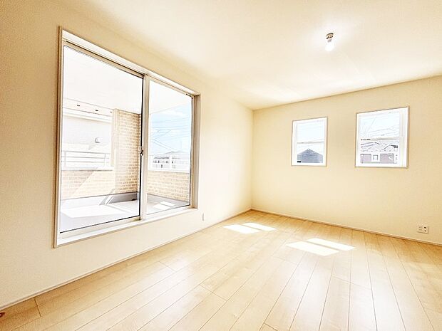 バルコニーが開放感をプラスしてくれる洋室