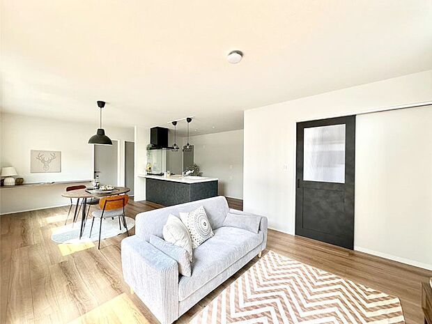 ご家族の賑やかな話し声で包まれる明るいリビング